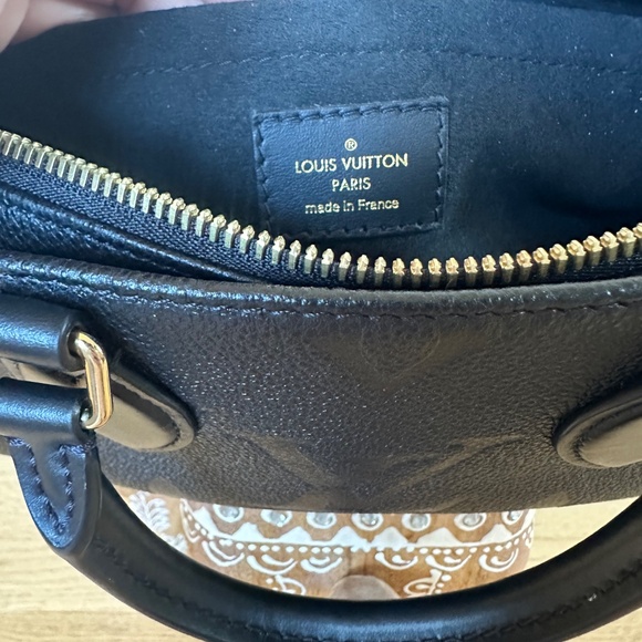 Louis Vuitton OnTheGo East West Black Embossed Leather Tote Bag - Picture 3 of 11